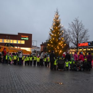 päiväkotilapsia seuraamassa tapahtumaa