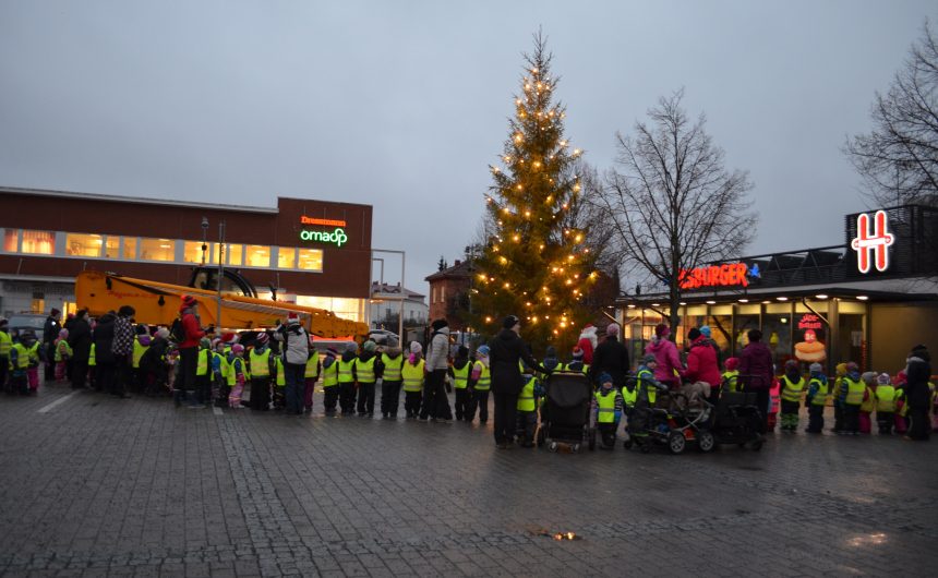 päiväkotilapsia seuraamassa tapahtumaa