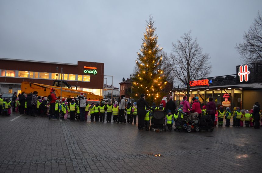 päiväkotilapsia seuraamassa tapahtumaa