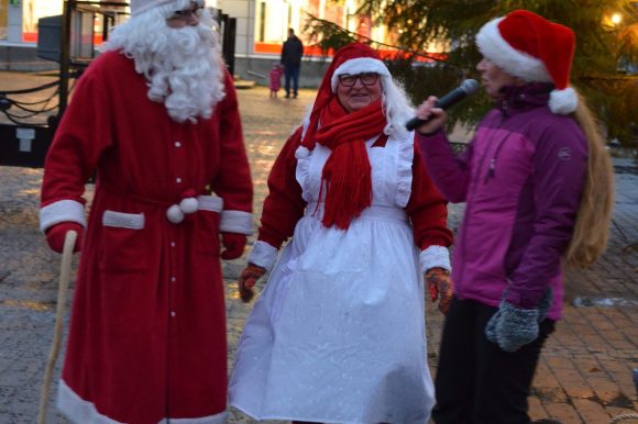 joulupukki ja muori haastateltavina