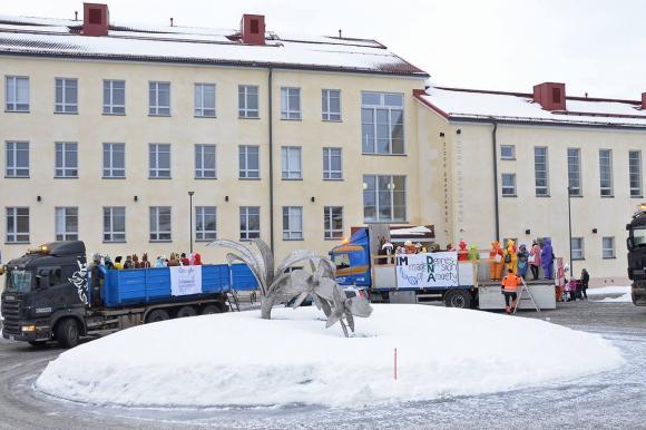 penkkarit keskustan koulun edessä