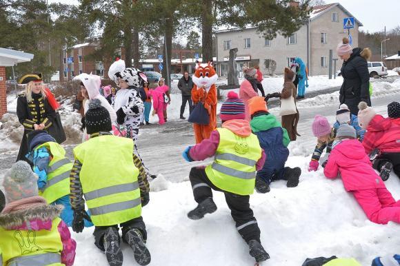 penkkarit jakaa karkkia lapsille