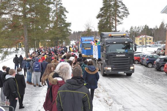 paljon yleisöä katsomassa penkkariajelua