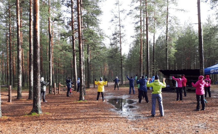 henkilöstöä metsässä kuntoilemassa
