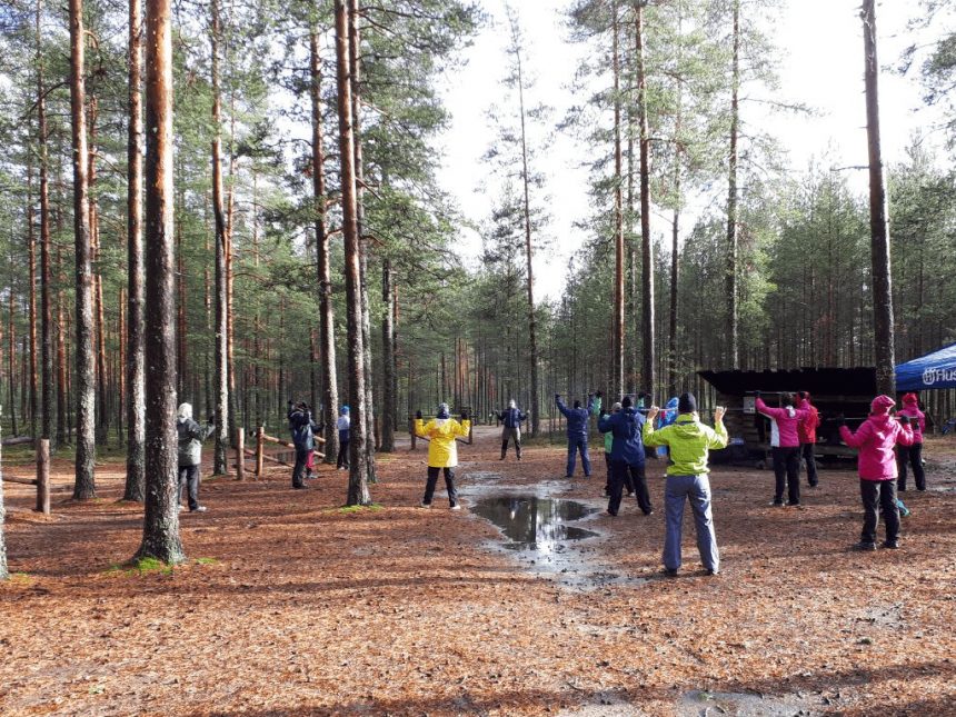 henkilöstöä metsässä kuntoilemassa