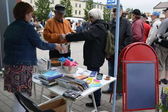 yleisöä osallistumassa arvontaan