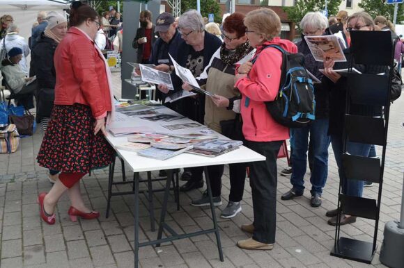 yleisöä tutustumassa valokuviin