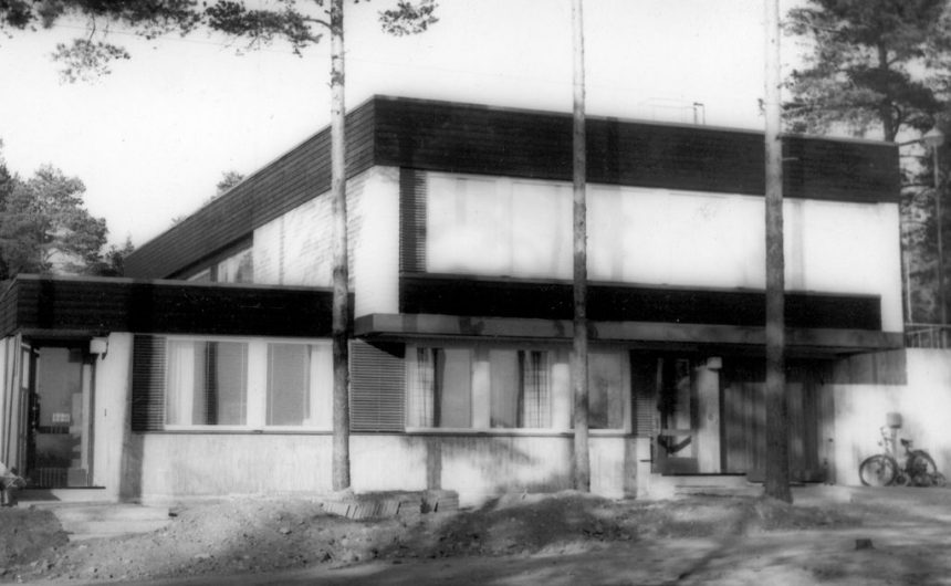 vanha mustavalkokuva lääkärintalosta