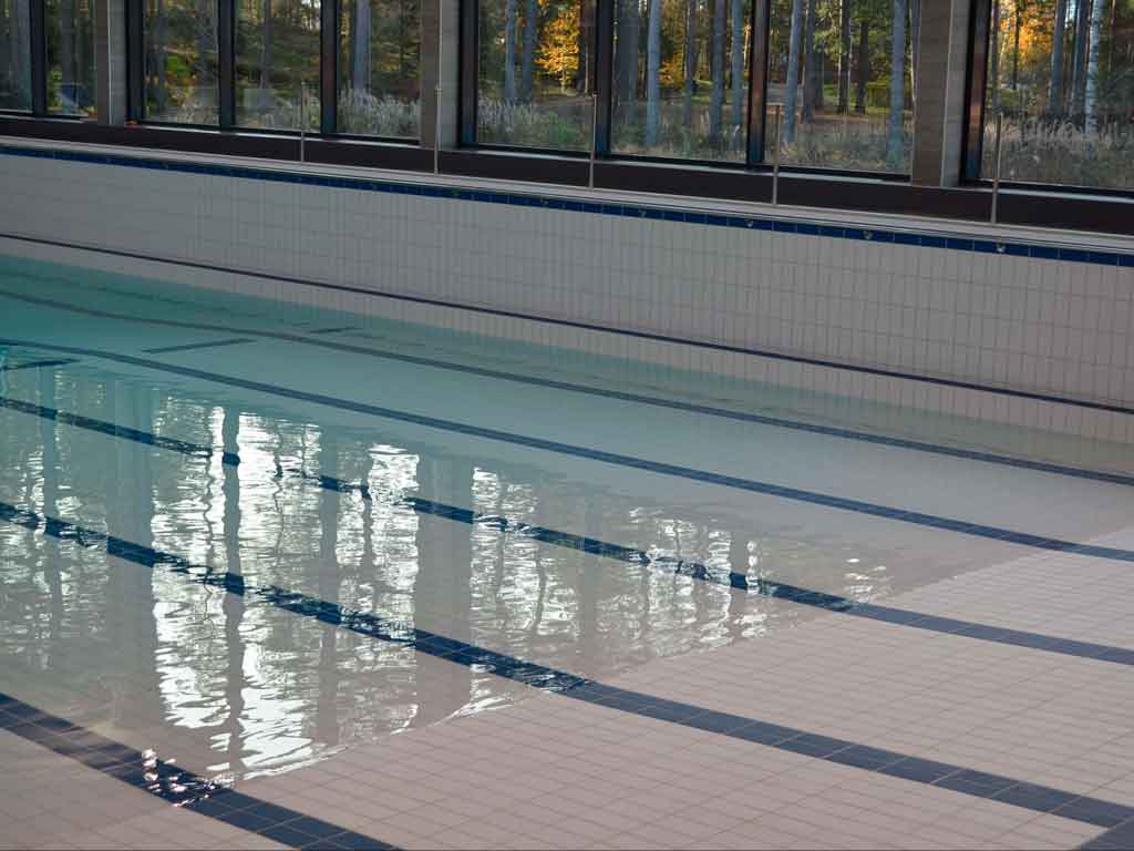 Isoallas_täyttymässä Uimahallin iso allas täyttymässä vedestä