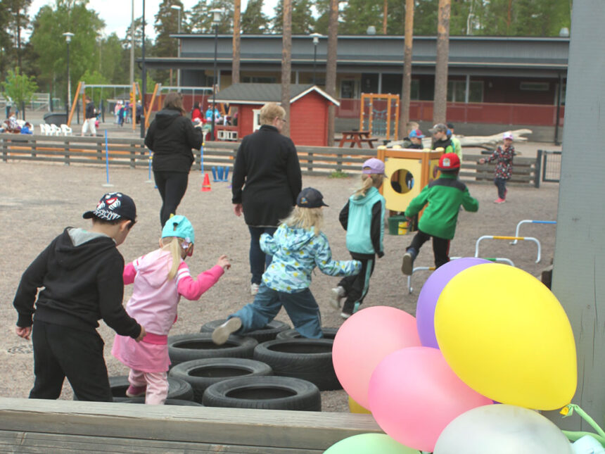 varhaiskasvatuksen lapset pihalla temppuradalla