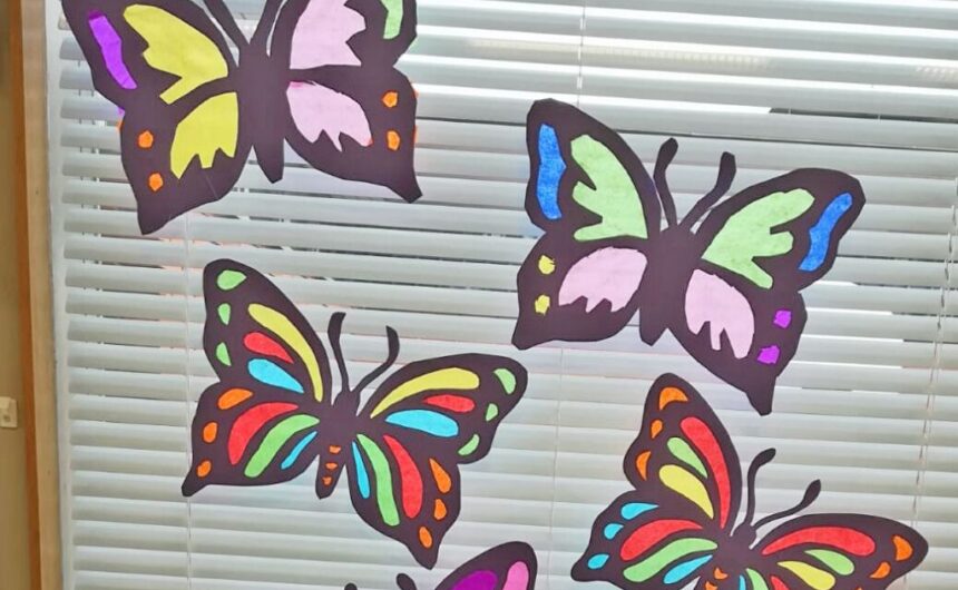 värikkäitä silkkipaperi perhosia ikkunassa