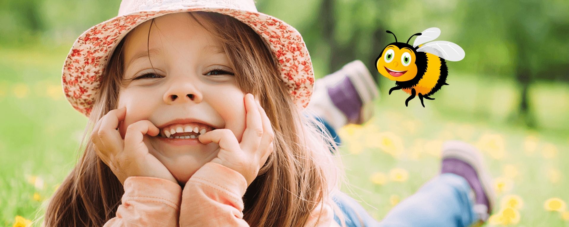 hymyilevä tyttö kukkaniityllä