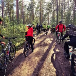 maastopyörä maanantain osallistujia pyöräilemässä