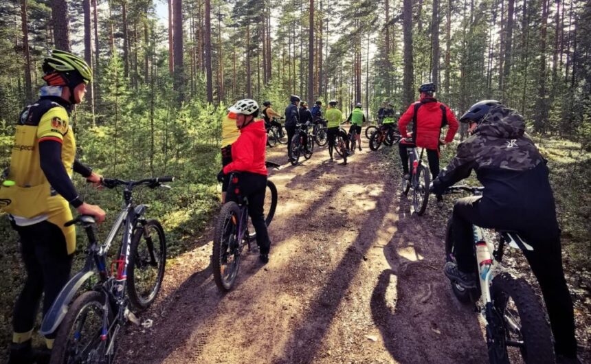 maastopyörä maanantain osallistujia pyöräilemässä