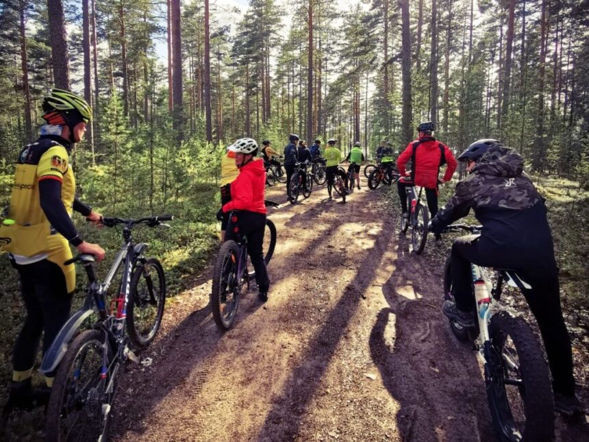 maastopyörä maanantain osallistujia pyöräilemässä