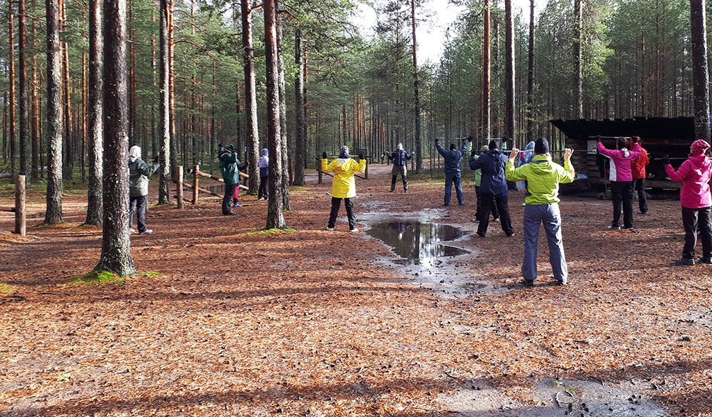 keppijumppaa metsässä