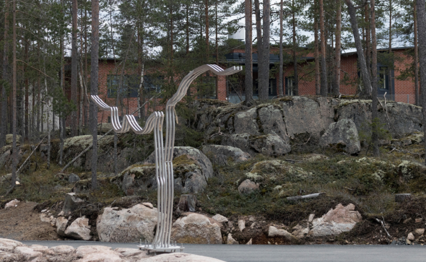 Ulla Karsikkaan ja Henri Ijäksen taideteokset vihittiin peruspalvelukeskus Tapalassa