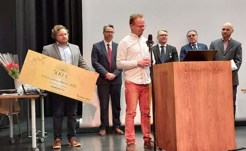 vatajankoski oy:n edustajat vastaanottamassa palkintoa