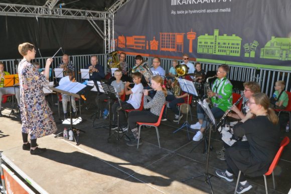 Musiikkiopiston Kapom-orkesteri esiintymässä