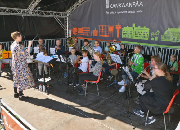 Musiikkiopiston Kapom-orkesteri esiintymässä