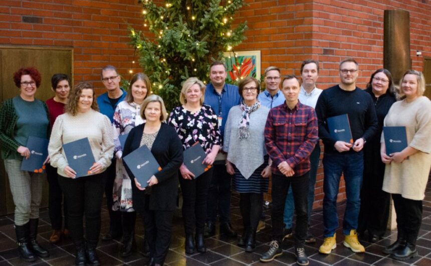 Lähes 20 kaupungin esihenkilöä suoritti lähiesimiestyön ammattitutkinnon