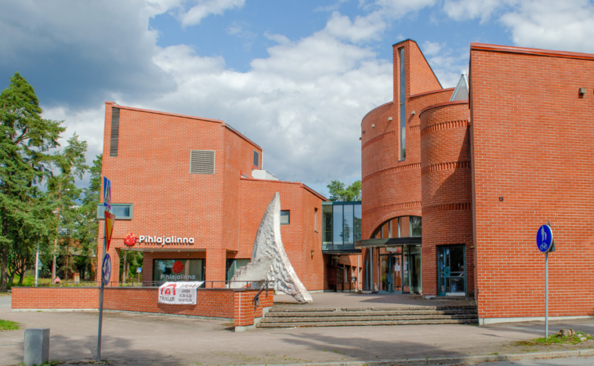 Virastotalon julkisivu