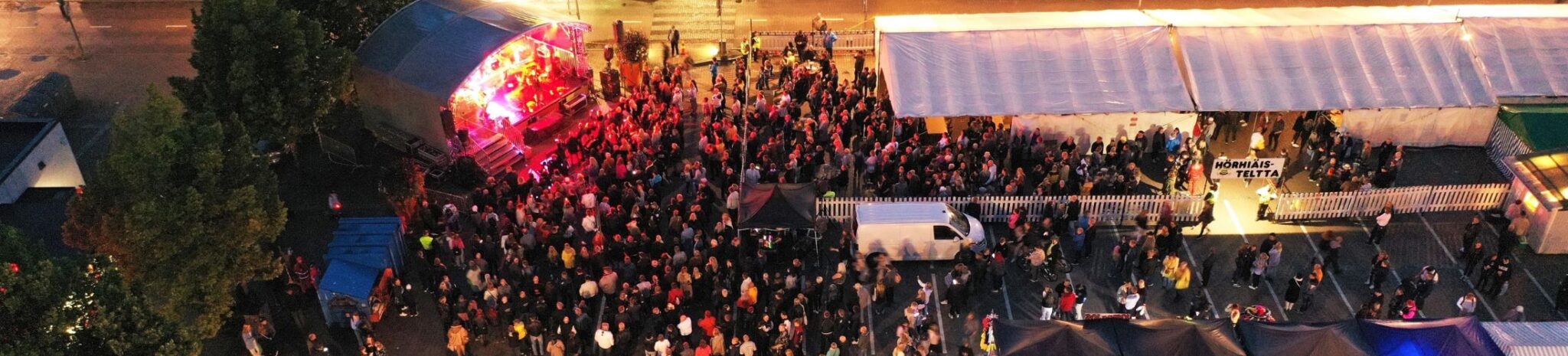 ilmakuva torilta illalla, paljon yleisöä konsertissa