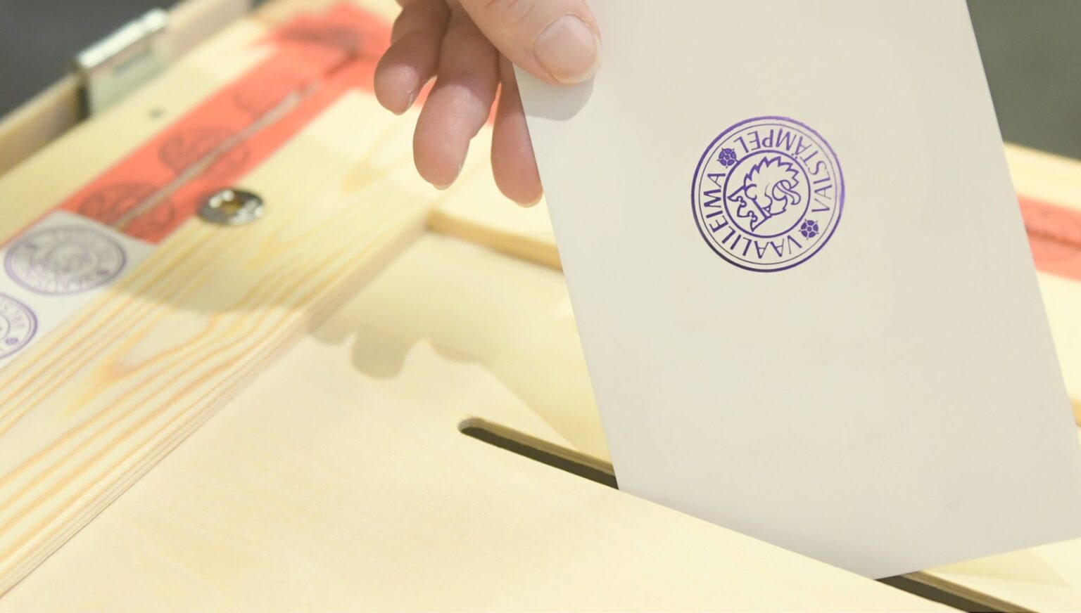 lähikuva äänestyslipun tiputuksesta vaaliuurnaan