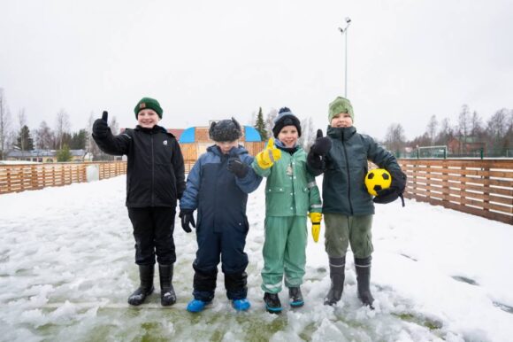 Pojat pelaamassa palloa loskassa