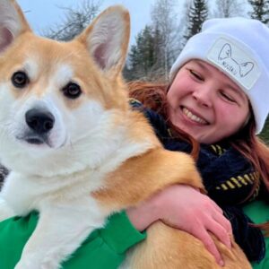 lähikuva Taijasta koira sylissään