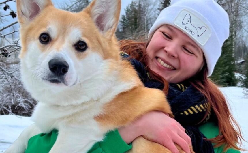 lähikuva Taijasta koira sylissään