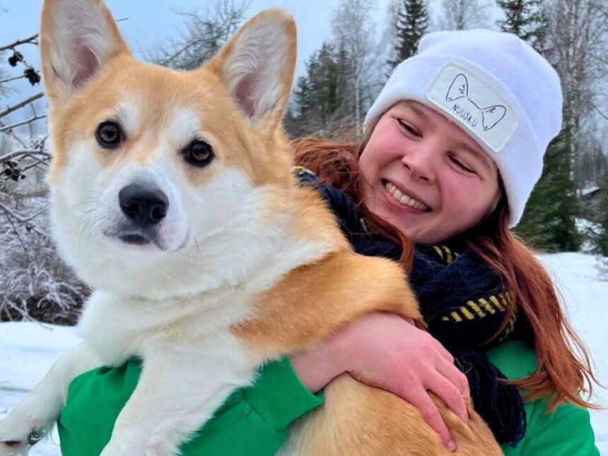lähikuva Taijasta koira sylissään