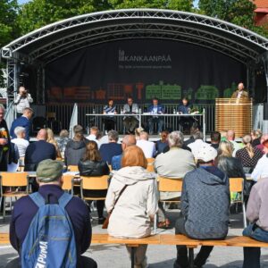 Torikokous aurinkoisessa säässä