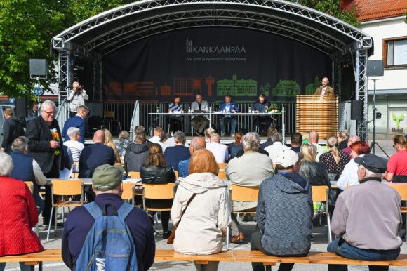 Torikokous aurinkoisessa säässä