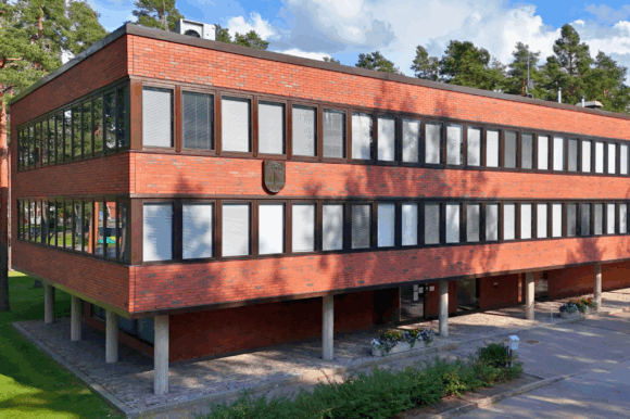 Kesäinen ilmakuva kaupungintalosta.