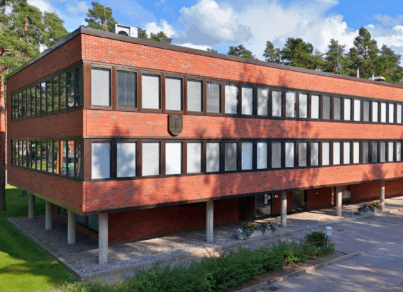 Kesäinen ilmakuva kaupungintalosta.
