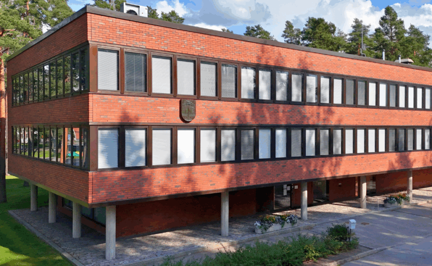 Kesäinen ilmakuva kaupungintalosta.