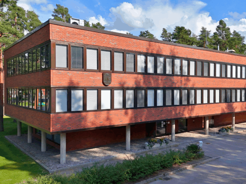 Kesäinen ilmakuva kaupungintalosta.