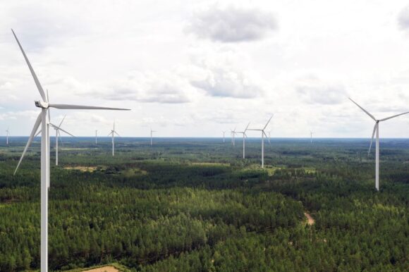 Tuulivoimapuiston tuulimyllyjä