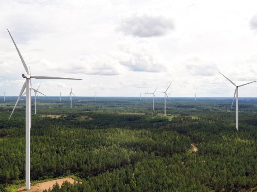 Tuulivoimapuiston tuulimyllyjä