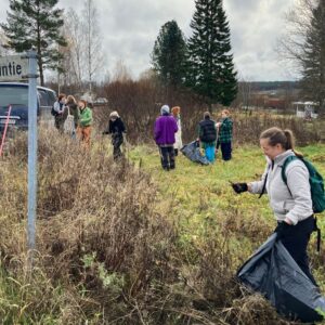 Ihmisiä kaivamassa villisavea työpajaa varten.