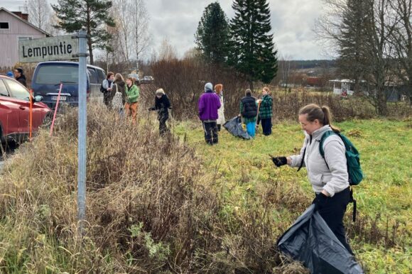 Ihmisiä kaivamassa villisavea työpajaa varten.