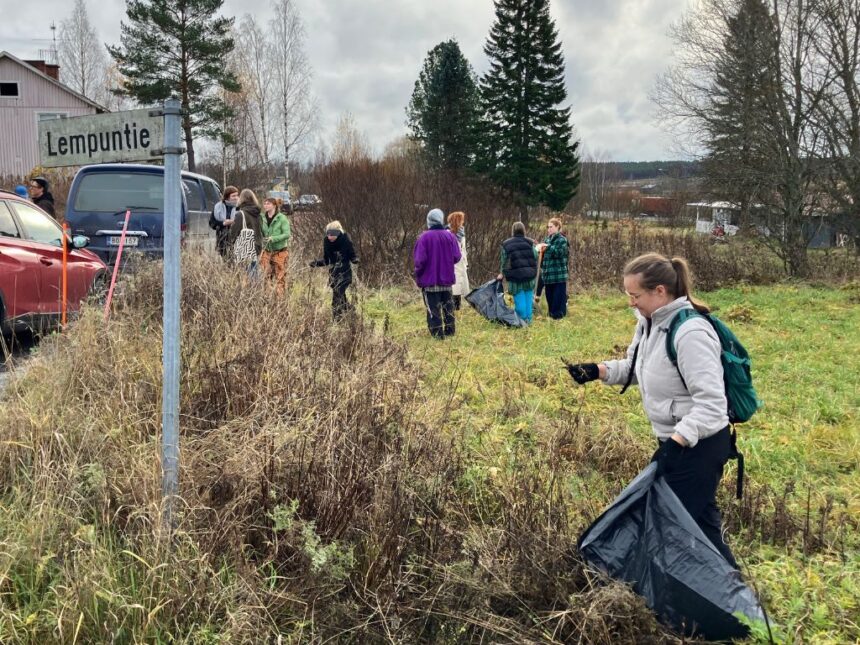 Ihmisiä kaivamassa villisavea työpajaa varten.