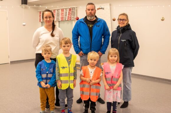 Petajainen_Vadelmavintti_huomioliivit Lahjoituksen luovutustilaisuus