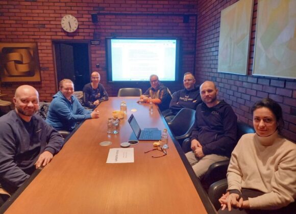 Innovaatiotyöryhmän jäsenet kokouspöydän ääressä