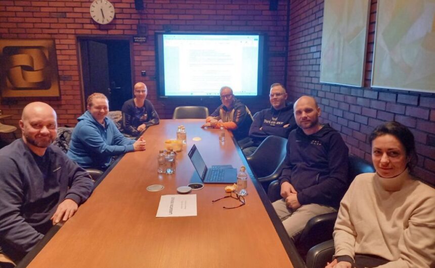 Innovaatiotyoryhma_2026_Kankaanpaa Innovaatiotyöryhmän jäsenet kokouspöydän ääressä