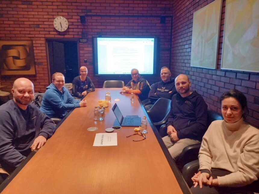 Innovaatiotyoryhma_2026_Kankaanpaa Innovaatiotyöryhmän jäsenet kokouspöydän ääressä