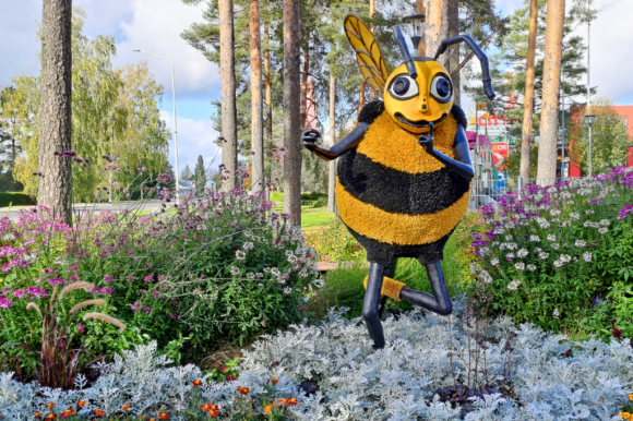 Kesäinen puistokuva