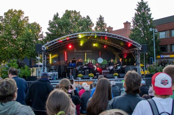 Lovettu-yhtye esiintyy torin lavalla.