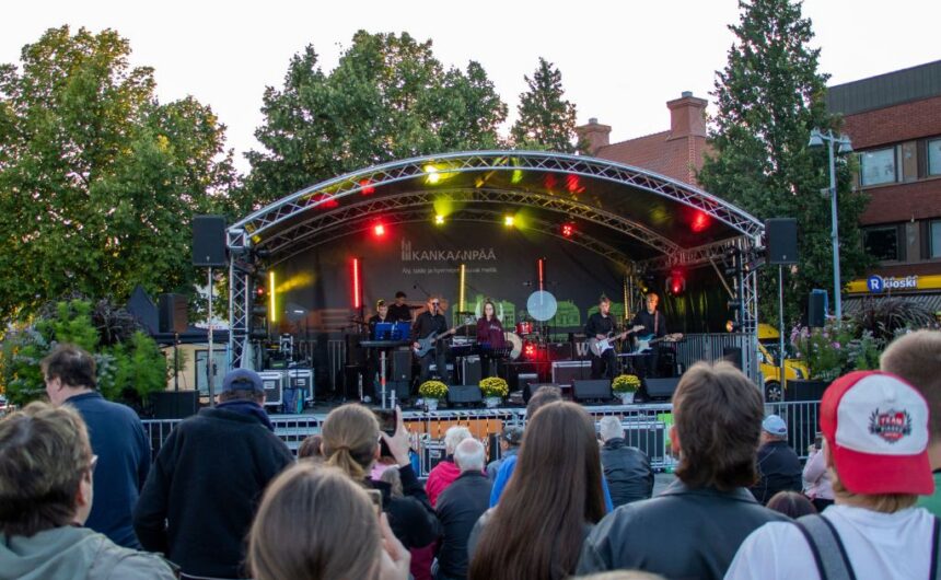 Lovettu_torin_lava_Hörhiäisviikko (2) Lovettu-yhtye esiintyy torin lavalla.